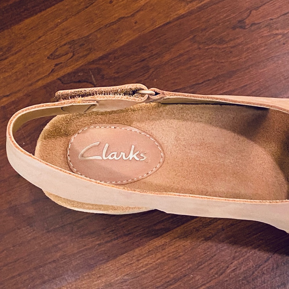 π11xHPππLike New! Clarks Artisan Wedge Sandals Caslynn Tan Nubuck 9M - Picture 6 of 12